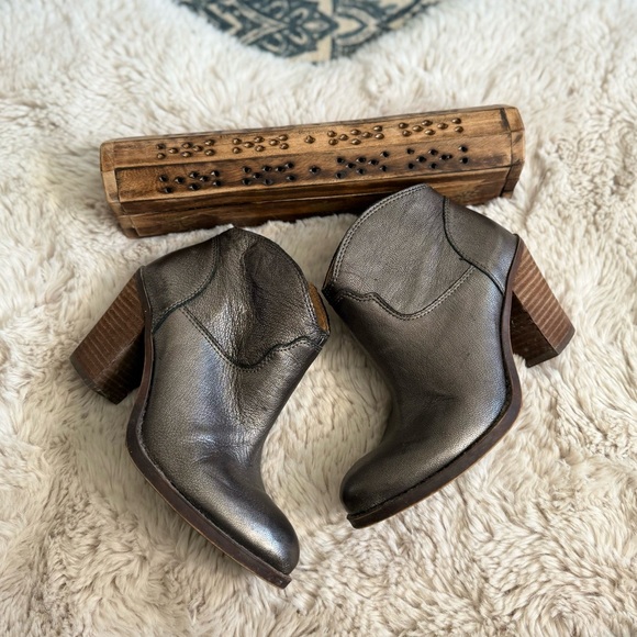 Lucky Brand Eller Almond Toe Ankle Bootie size 6 Pewter grey. - Picture 4 of 12